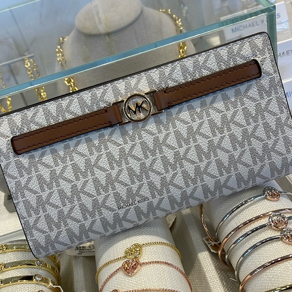 Michael Kors Reed Large Bifold Signature Snap Wallet Card Case 
Vanilla 
NWT - Picture 2 of 16